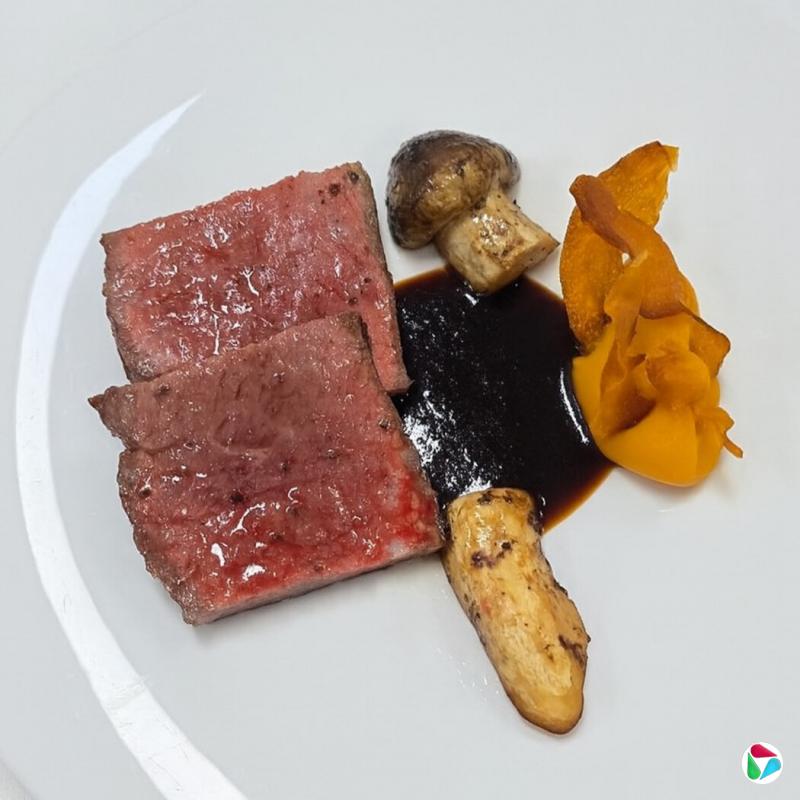 周三晚餐上的庆州西冷牛排配甜南瓜泥、松茸及牛肉汁。
