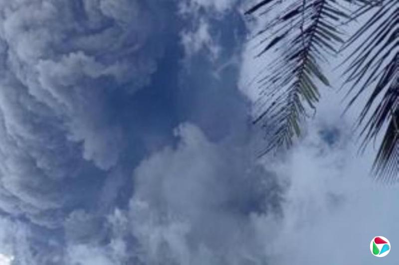 印尼塞梅鲁火山喷发 百余登山者安全疏散