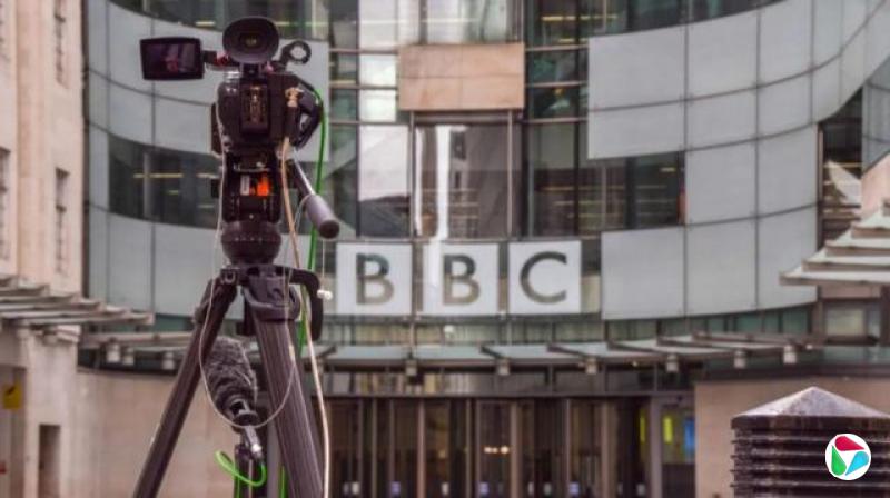 BBC总部大楼前有一台摄像机