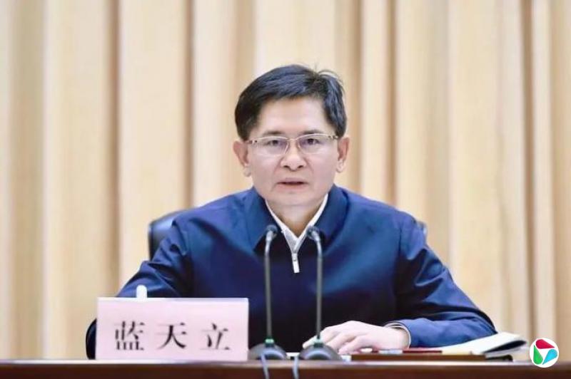 经中央纪委常委会会议研究并报中央政治局会议审议,决定给予蓝天立开除党籍处分