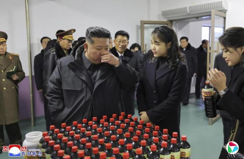 朝鲜多处工厂同步竣工 金正恩携妻女出席活动