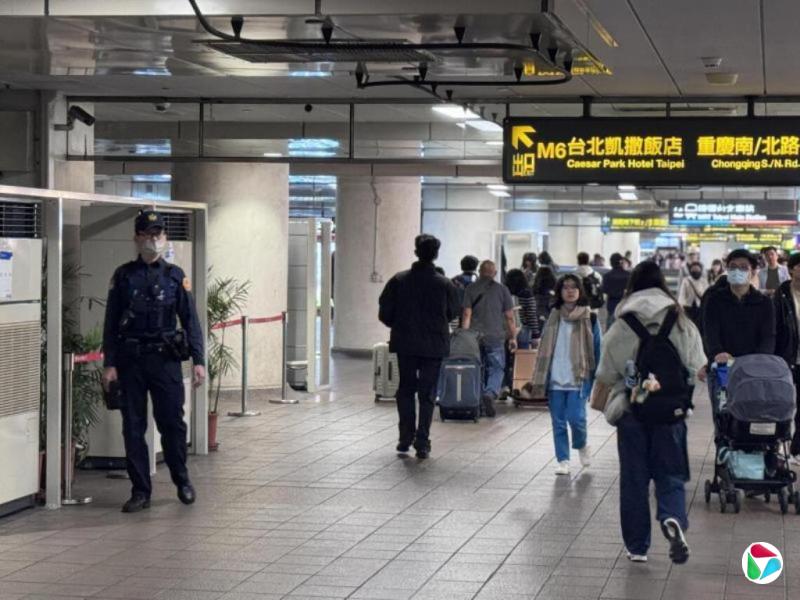 台北随机杀人案后首个上班日 警察携盾牌加强戒备