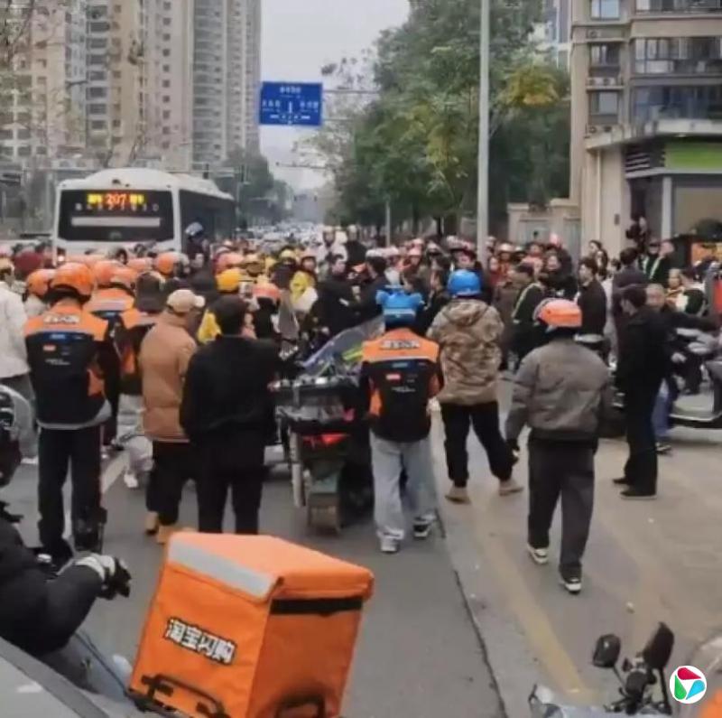 骑车进小区送餐受限 长沙外卖员聚集抗议