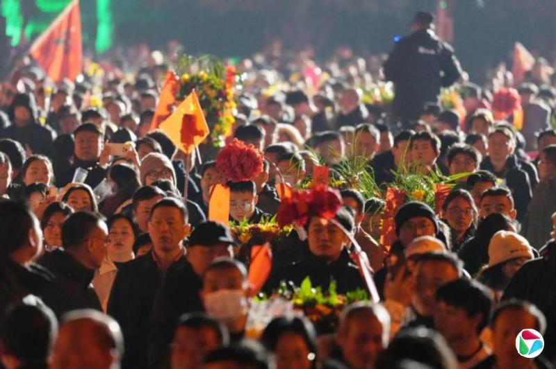 毛泽东132周年诞辰日 数万中国民众赴韶山致敬