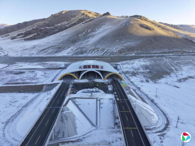 世界最长高速公路隧道天山胜利隧道通车