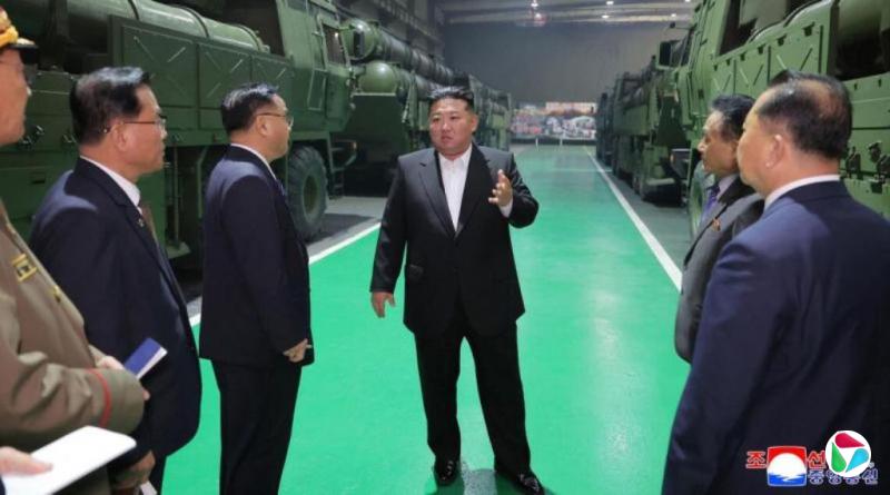 金正恩视察军工厂 强调火箭炮武器体系升级
