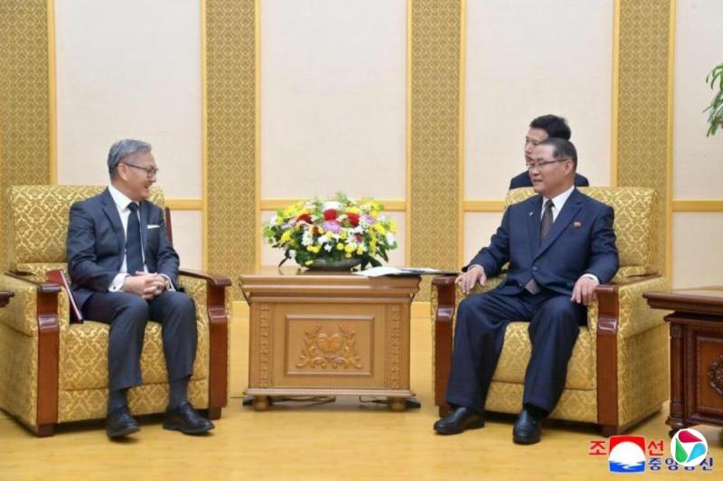 韩媒通过金正恩专车车牌推测 朝内阁总理朴泰成是“二把手”