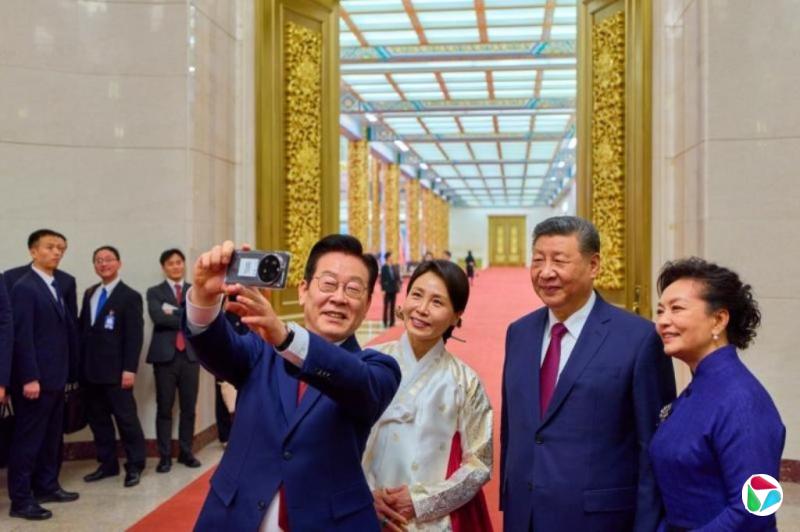 李在明用小米手机与习近平自拍
