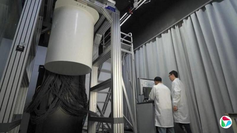 安徽合肥中国科学技术大学团队在祖冲之3.2号量子电脑实验室工作(中国中央电视台2025年12月23日播出片段截屏)
