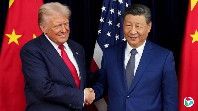 美国总统特朗普与中国国家主席习近平在两国国旗前握手