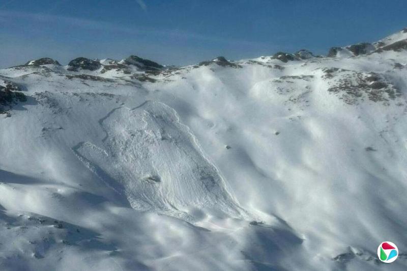 奥地利阿尔卑斯山脉发生雪崩 造成八人死亡