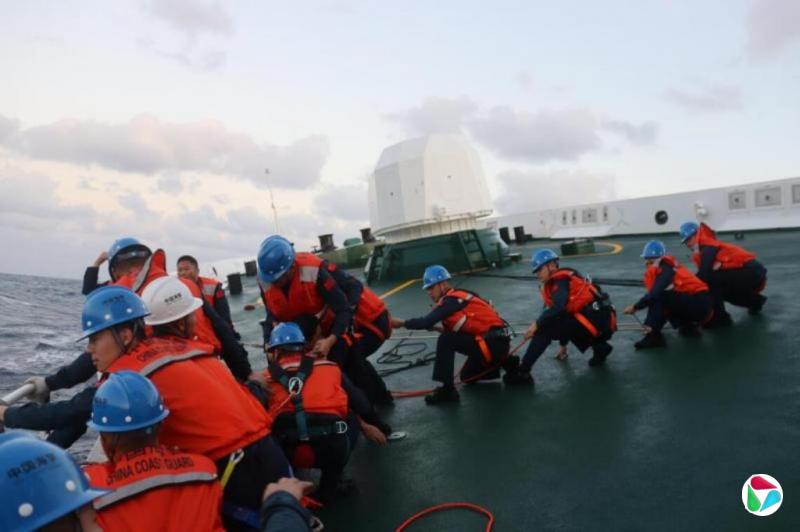 中国海警黄岩岛附近向菲移交17名获救船员