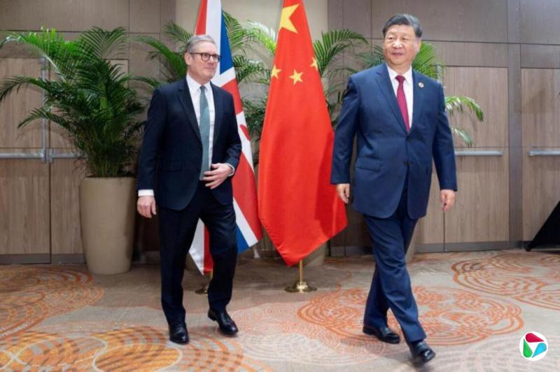 英国首相斯塔默抵京 开启四天访华行程