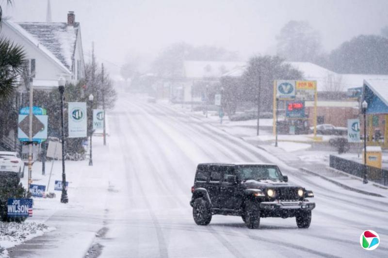 美国南部地区遭暴风雪袭击
