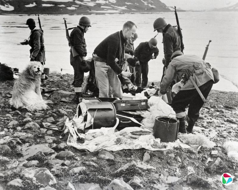 1943年,美军袭击格陵兰海岸外一座岛屿上的德国电台和气象基地后,检查撤退的纳粹遗弃的降落伞装备。