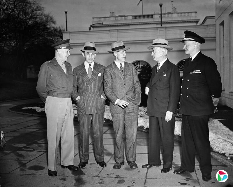 1946年,杜鲁门总统的军事和外交政策主脑在白宫合影,包括国务卿詹姆斯·伯恩(右二)。