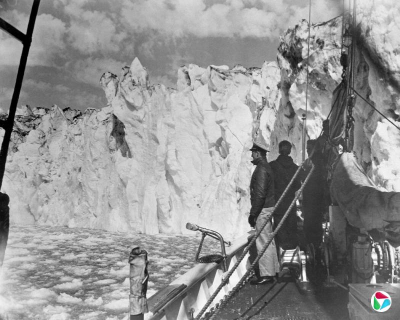1941年,一艘美国海军巡逻艇在冰山间航行。