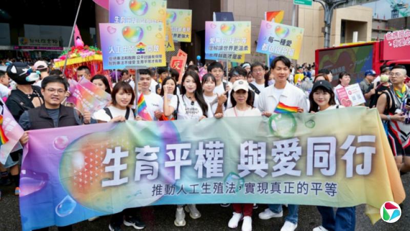 民众党立委陈昭姿(右三)被视为推动代孕的领军人物