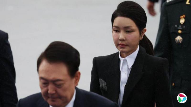 尹锡悦与金建希一前一后地走着