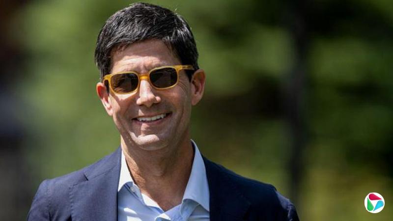 ���ġ���ʲ��Kevin Warsh���������������ǰ���£�����̫���۾������΢Ц����ϯ 2025 �� 7 �� 9 �գ����������������������̫���Ⱦ��е� Allen & Co. ý����Ƽ����顣