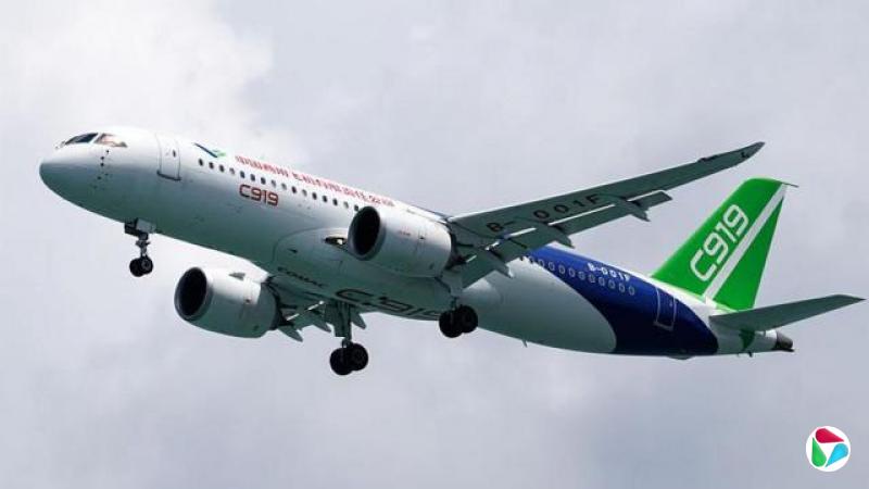 中国商用飞机有限责任公司(Comac)的C919客机在新加坡航空展进行飞行表演