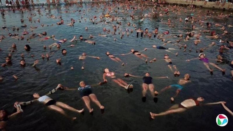 阿根廷最大内陆盐湖 1837人同时漂浮三分钟