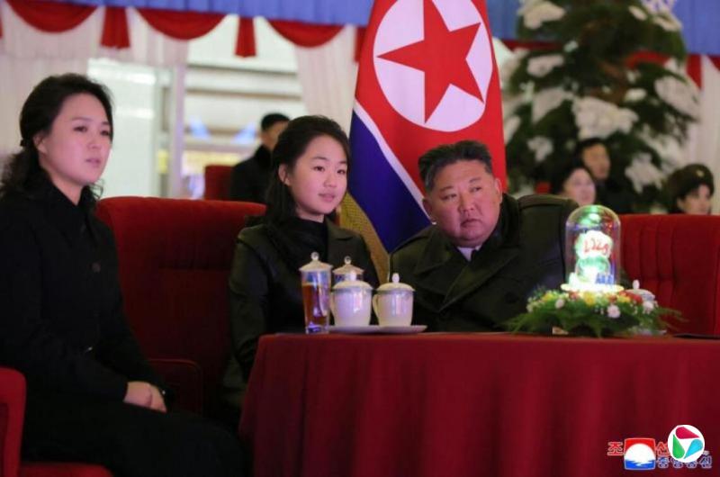 韩媒:朝鲜驻华使馆公告栏中央首次放置金正恩父女合照