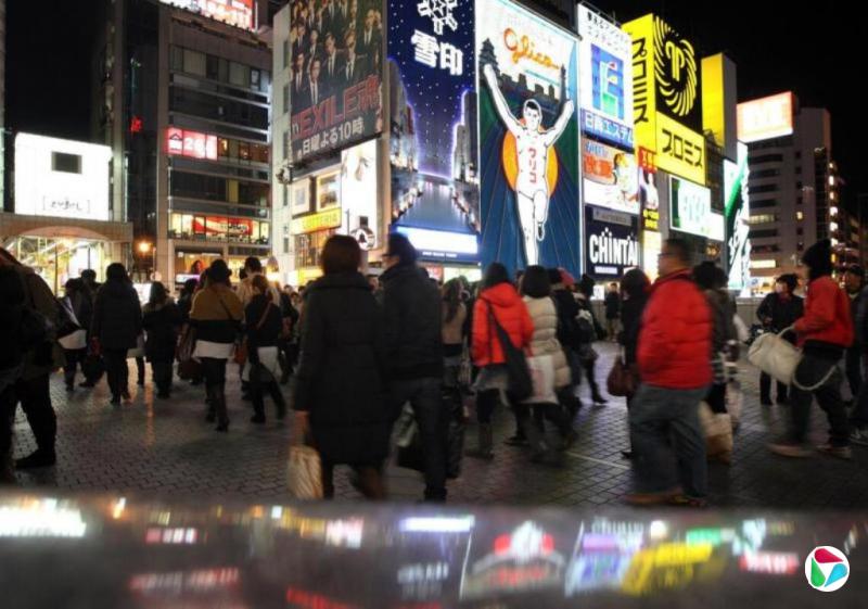 日本大阪商业街砍人事件 一死二伤袭击者仍在逃