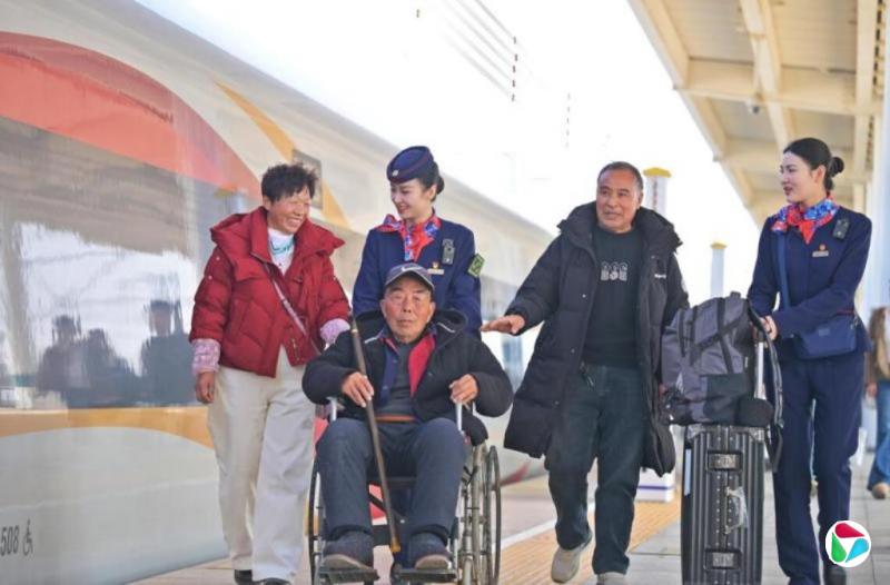 中国春节兴起“反向过年” 年轻人返乡改为父母进城