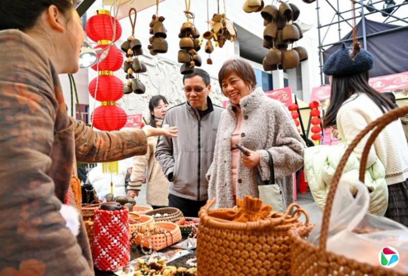 中国官方力挺春节消费 零售餐饮销售额同比增10.6%