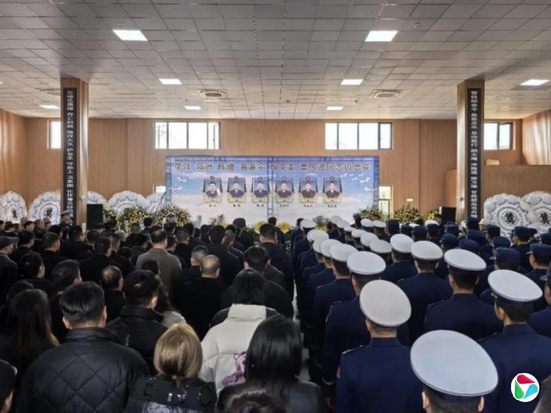 官方为湖北消防车坠崖事故殉职消防员办追思会