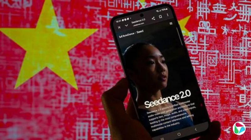 一只手举起手机,手机屏幕上是Seedance2.0界面