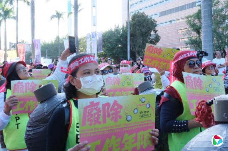 外籍移工长年抗议台湾不公平劳动与强迫劳动,2025年参与游行的移工与声援团体超过百人。