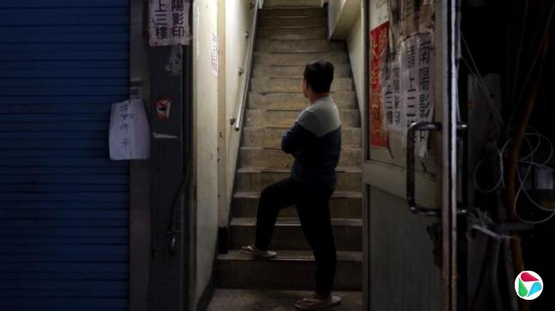 印尼移工Amu(化名)接受采访,他来台第二年就遭遇工伤,但债务压力迫使他继续工作。