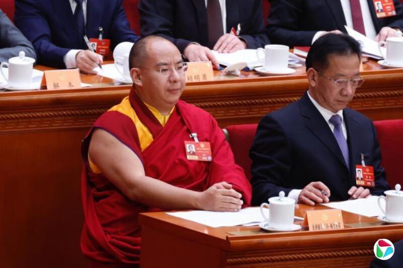 全国政协开幕会结束后 习近平向班禅挥手打招呼