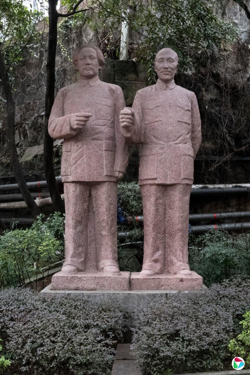 毛泽东与蒋介石饮白酒的雕像,纪念1945年日本投降后两位中国对立领袖的会晤。他们举杯象征性地祝酒,祈愿和平、团结与胜利,随后却再度交战。