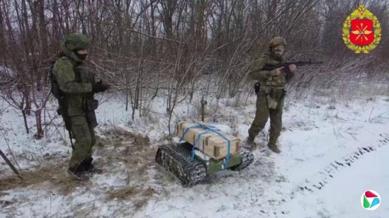 俄军士兵与一部装载爆炸物的“青蛙”自杀式 UGV