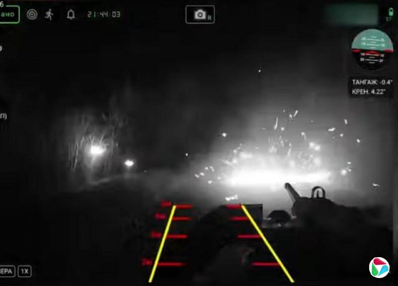 一部乌克兰攻击型UGV向俄军装甲运兵车开火