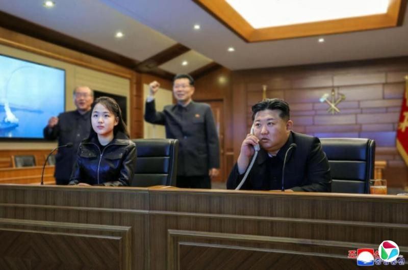 朝鲜驻华使馆再晒金正恩父女合影