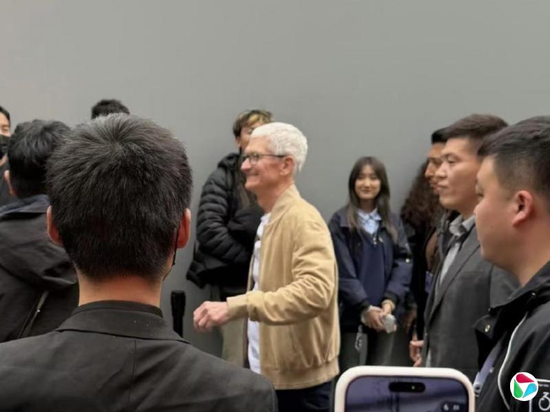 苹果CEO库克访华 现身成都出席周年庆祝活动