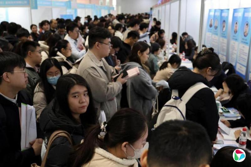 中国青年失业率2月降至16.1%