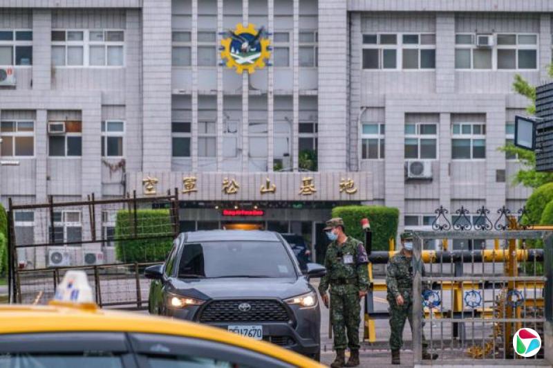 松山机场是军民两用机场,地面设施分为由民航局主管的航空站设施,以及由国防部空军管辖的空军松山基地。