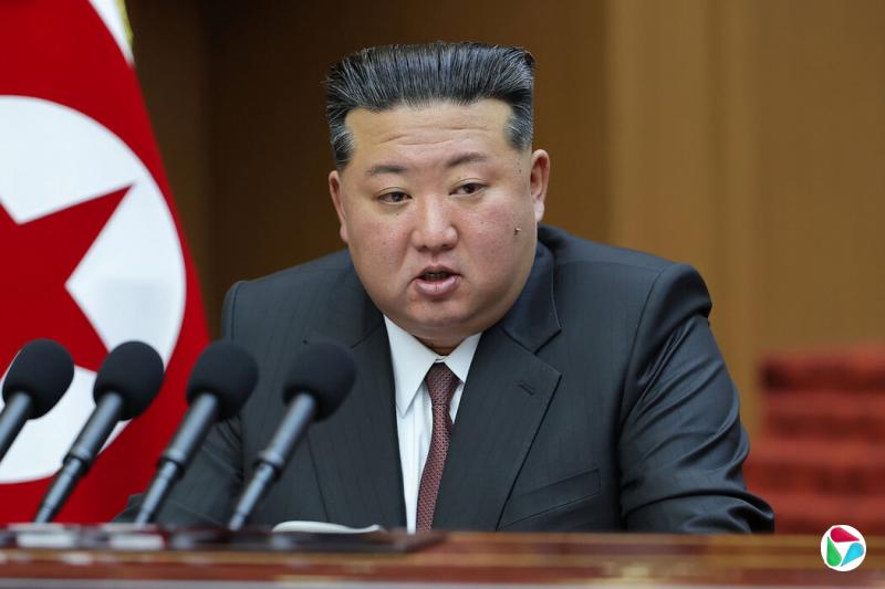 朝鲜官方媒体发布的一张照片显示,该国领导人金正恩周一在平壤立法机构发表讲话。