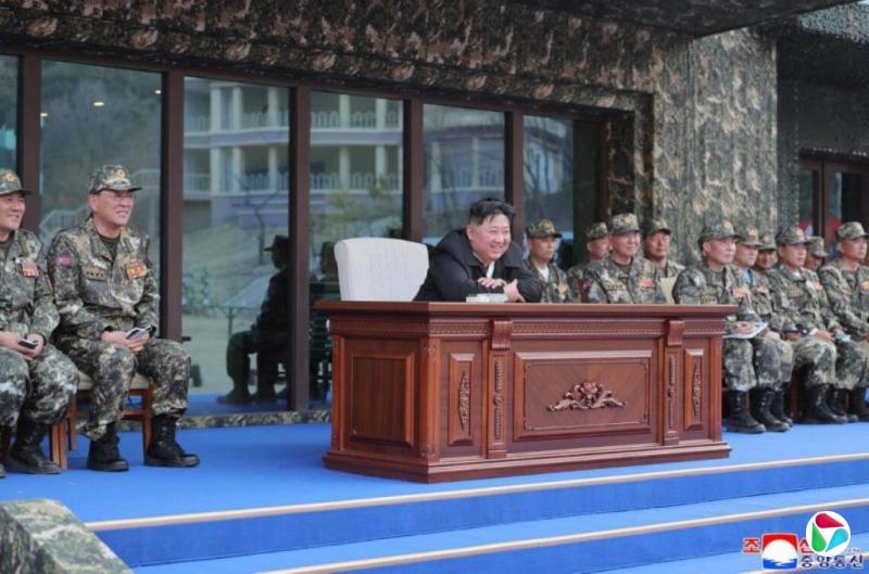 朝媒:金正恩视察固体燃料发动机和新式坦克