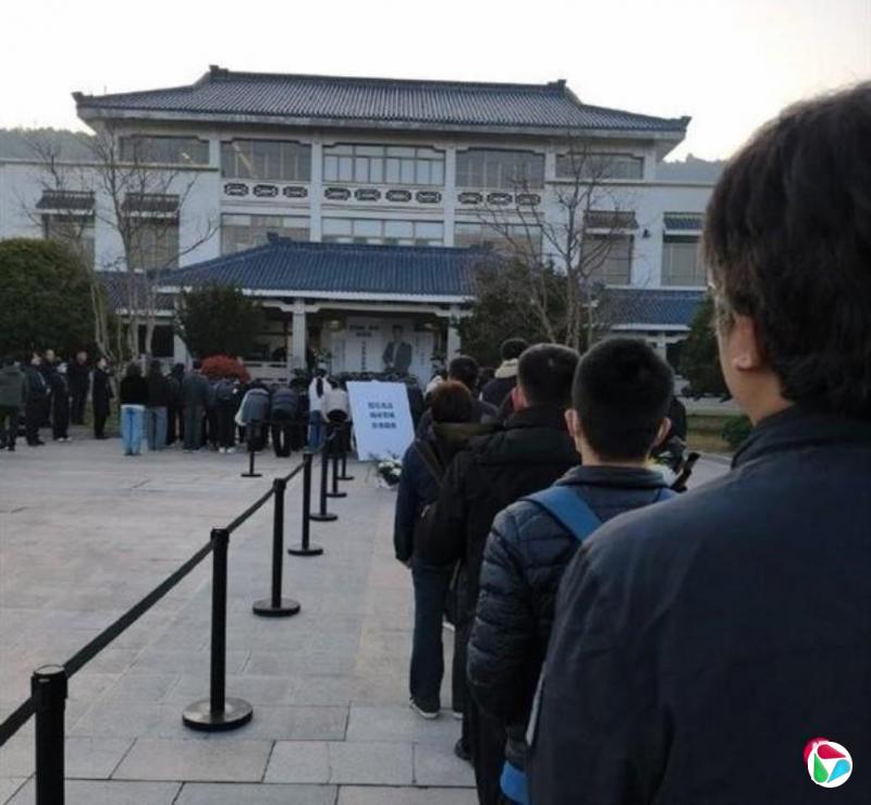 中国网红名师张雪峰出殡 车龙数公里万人送别