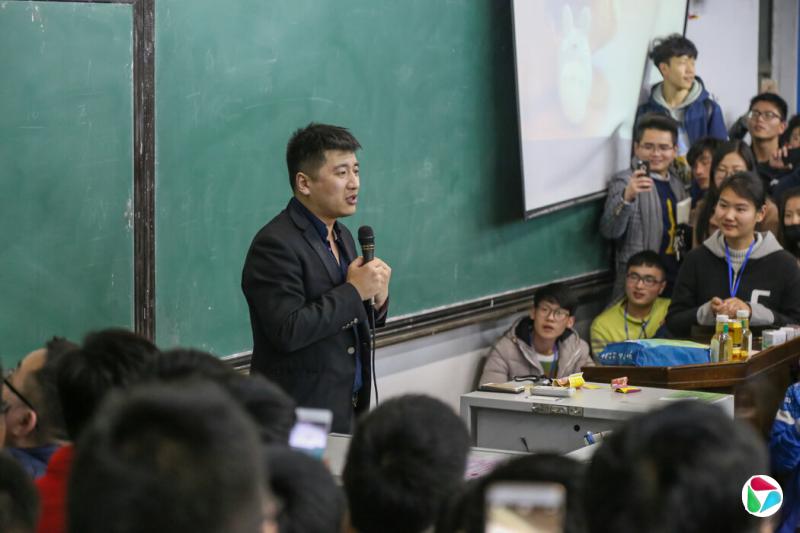 2017年,张雪峰在郑州的一所大学举行讲座。他因在高度内卷的环境中提供如何成功的建议而一举成名。