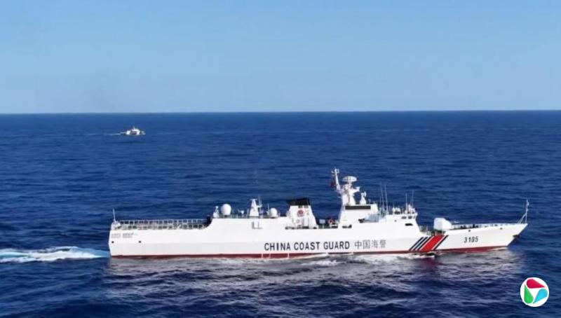 解放军和中国海警分别在黄岩岛战备警巡和执法巡查