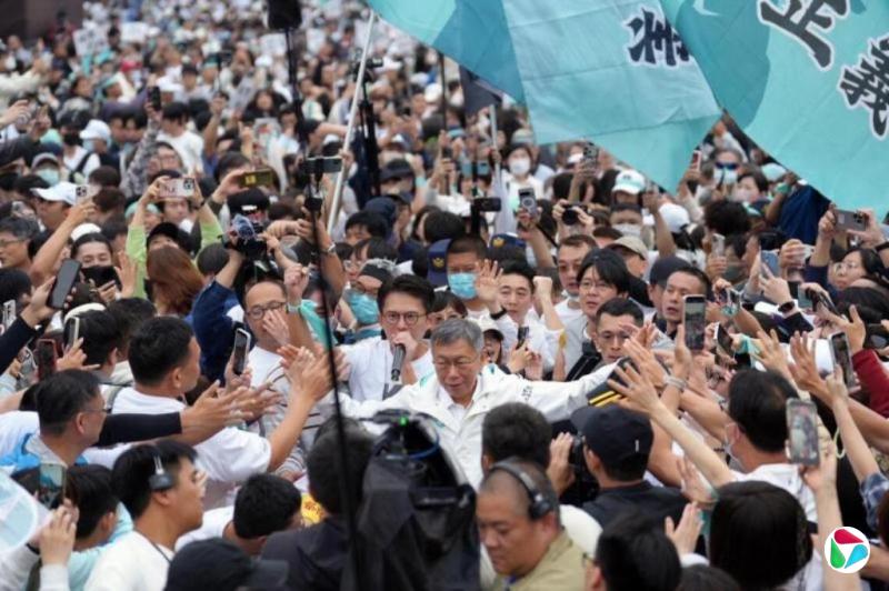 在野“蓝白合”凯道声援柯文哲 柯重申绝不投降屈服