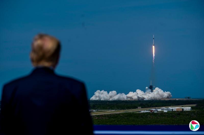 2020年5月,特朗普总统在首个任期内访问肯尼迪航天中心,观看SpaceX的火箭发射。