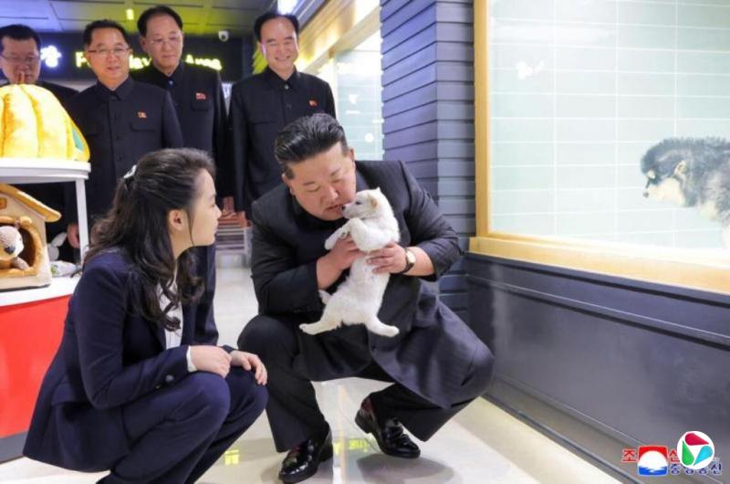 金正恩携女儿视察服务设施 展现朝鲜文娱消费力